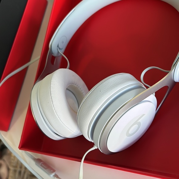 USED White Beats EP with cord - Picture 3 of 4